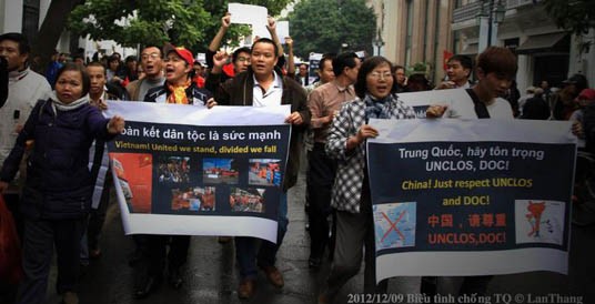 Le Anh Hung (centre, white shirt) at an anti-China demonstration in Hanoi (Photo: Facebook Nguyen Lan Thang)