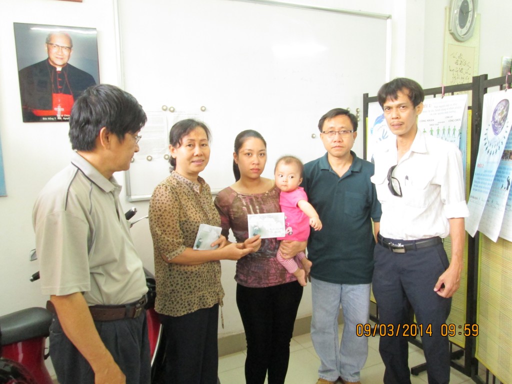 Ms Duong Thi Tan (former wife of political prisoner Nguyen Van Hai- Dieu Cay), Mr. Truong Minh Duc, Mr. Nguyen Bac Truyen and Mr. Pham Chi Dung presented a gift for Ms. Bui Thi Minh Hang’s family.