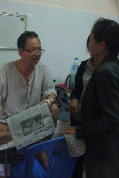 Dinh Dang Dinh receiving visitor in hospital