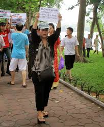 Lê Thị Phương Anh trong cuộc biểu tình chống Trung Quốc. Nguồn intenet