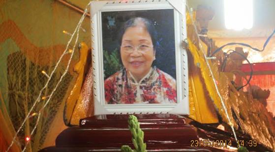 Photo of Lê Thị Tuyết Mai on her coffin