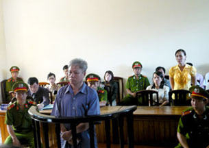 Ông Lư Văn Bảy tại phiên tòa ngày 22/8/2011 ở Kiên Giang. Courtesy toaan.gov.vn