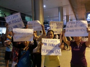 Pham Le Vuong Cac’s relatives and friends protesting at the Tan Son Nhat airport in the evening of August 1.