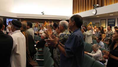 Residents of Westminster applauded their council’s support of the Vietnam Human Rights Sanctions Act. (Photo by Tam Nguyen/Nguoi Viet)