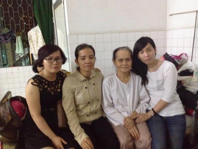Ảnh từ trái sang phải gồm : Ngọc Lụa – chị gái anh Thùy – bà Hà (mẹ anh Thùy) và Phương Thảo.