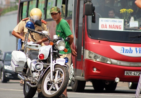 Cảnh sát giao thông kiếm tra giấy tờ của lái xe. (Hình minh họa)