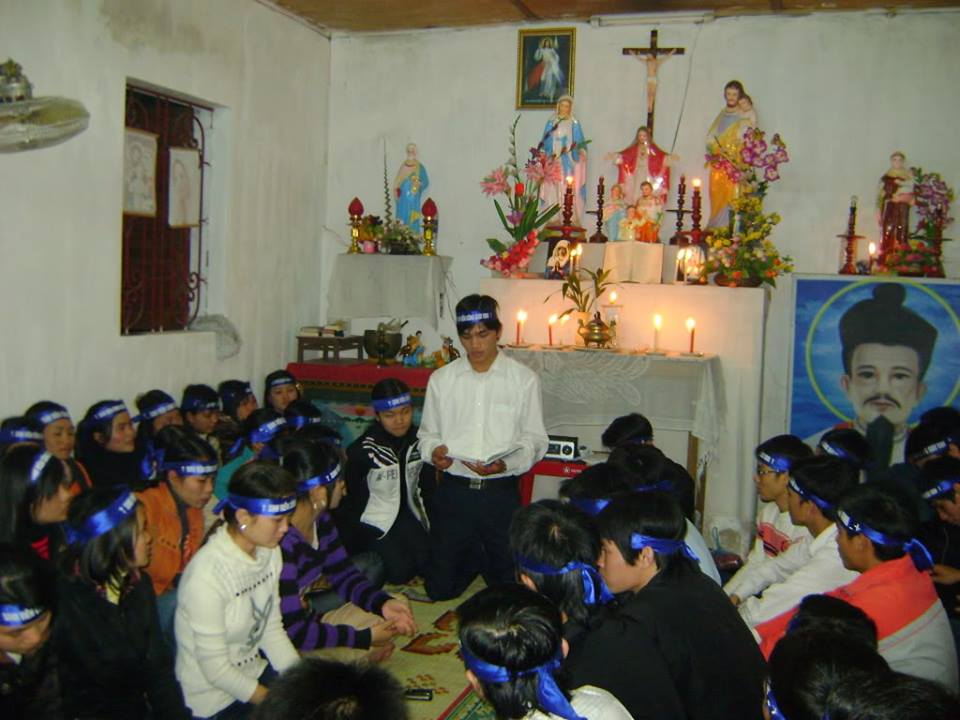 Giờ sinh hoạt chia sẻ lời Chúa. Ảnh Fb Ant Son Chu Manh