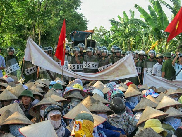 Ngày 12-6-2013 hàng trăm bà con nhân dân tại khu phố Trịnh Nguyễn – phường Châu Khê, TX Từ Sơn, tỉnh Bắc Ninh tập trung phản đối dự án xử lý nước thải tại Từ Sơn, Bắc Ninh. Source Blog danoan2012