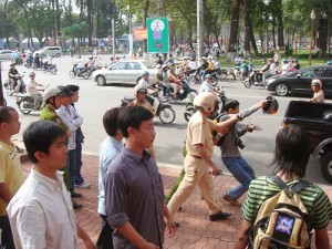 “Tôi là người viết báo tự do bị trấn áp, bà con hãy giúp tôi.”