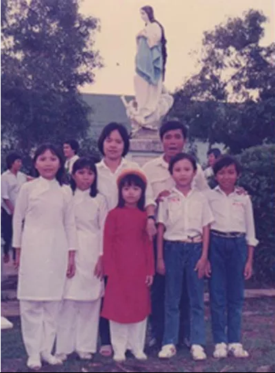 Ông Trần Tư cùng các Học Viên Lớp Tiếng Anh do ông phụ trách tại trại Sikiew
