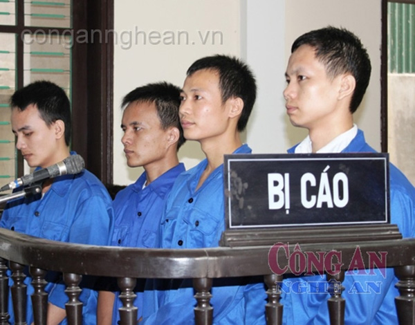 Từ trái qua: Anh Chu Mạnh Sơn, anh Đậu Văn Dương, anh Hoàng Phong, và anh Trần Hữu Đức trước Tòa Nghệ An (năm 2012) Photo congannghean.vn