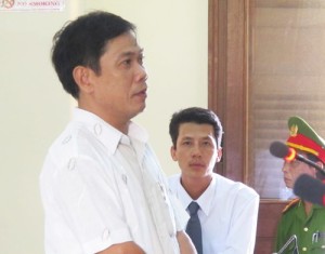 Phó chủ tịch UBND tỉnh Phú Yên: “Các cơ quan nội chính TP Tuy Hòa làm như vậy là gây bức xúc, báo chí nêu là chính xác!”. “Thường trực Tỉnh ủy Phú Yên đã yêu cầu Thành ủy TP Tuy Hòa chỉ đạo các cơ quan tố tụng của TP này kiểm điểm, làm rõ trách nhiệm, rút kinh nghiệm việc ra văn bản kiến nghị thu hồi chứng chỉ hành nghề luật sư (LS) đối với LS Võ An Đôn”. Thông tin trên do ông Trần Quang Nhất, Ủy viên Ban Thường vụ Tỉnh ủy, Phó Chủ tịch UBND tỉnh Phú Yên, cho biết tại hội nghị giao ban báo chí ngày 7-1. Ông Nhất nói: “Các cơ quan nội chính TP Tuy Hòa làm văn bản kiến nghị như vậy là không đúng. Khi người ta hỏi lại chứng cứ đâu mà đề nghị xử lý thì không nêu đầy đủ chứng cứ. Các cơ quan nội chính TP làm như vậy là gây bức xúc, báo chí nêu là chính xác”. Đoàn LS thẩm tra chứng cứ của… cơ quan tố tụng Trong khi đó, trao đổi với Pháp Luật TP.HCM, ông Nguyễn Công Danh, Giám đốc Sở Tư pháp tỉnh Phú Yên, cho biết sáng 7-1 lãnh đạo Sở đã thống nhất đề nghị Đoàn LS tỉnh Phú Yên kiểm tra các chứng cứ do các cơ quan tố tụng TP Tuy Hòa vừa cung cấp. Theo ông Danh, các cơ quan tố tụng TP Tuy Hòa vừa cung cấp cho Đoàn LS các chứng cứ gồm một đĩa thu, biên bản phiên tòa. “Chúng tôi đề nghị Đoàn LS kiểm tra các chứng cứ này, nếu có nội dung liên quan đến phát biểu của LS Đôn thì mời LS Đôn đến xác nhận có phát biểu như vậy hay không. Nếu LS Đôn nói không phát biểu như vậy thì đưa chứng cứ đi giám định. Khi có kết quả mới xem xét xử lý” - ông Danh cho hay. Cùng ngày, LS Nguyễn Hương Quê, Chủ nhiệm Đoàn LS tỉnh Phú Yên, xác nhận đoàn đã nhận một số chứng cứ từ các cơ quan tố tụng TP Tuy Hòa và đang xem xét, giải quyết theo quy định. Luật sư Võ An Đôn, người bảo vệ quyền lợi cho gia đình nạn nhân Ngô Thanh Kiều. Ảnh: TẤN LỘC Như đã thông tin, ngày 20-11-2014, liên ngành công an, VKS, TAND TP Tuy Hòa cùng ban hành văn bản kiến nghị Sở Tư pháp, Đoàn LS tỉnh Phú Yên thu hồi chứng chỉ hành nghề LS đối với LS Võ An Đôn - người bảo vệ cho gia đình người bị hại trong vụ án năm công an Phú Yên đánh chết anh Ngô Thanh Kiều. Công văn cho rằng trong quá trình tham gia tố tụng tại phiên tòa sơ thẩm vụ án này, LS Đôn đã lợi dụng việc hành nghề LS, có lời lẽ thiếu văn hóa, xúc phạm đến người tham gia tố tụng trong vụ án và nhiều cán bộ lãnh đạo đương nhiệm các ngành nội chính. Công văn cũng cho rằng LS Đôn đã “tạo thành điểm nóng không tốt trong dư luận xã hội, gây ảnh hưởng đến tình hình an ninh chính trị, trật tự an toàn xã hội tại địa phương”. Tuy nhiên, bản kiến nghị không kèm theo các chứng cứ nên Đoàn LS yêu cầu các cơ quan tố tụng TP Tuy Hòa cung cấp để xem xét. Có kiến nghị đã thành hiện thực Trước đó, tại các phiên tòa xử năm công an Phú Yên đánh chết người, LS Đôn đã đưa ra nhiều kiến nghị, trong đó có việc đề nghị khởi tố, truy tố ông Lê Đức Hoàn, lúc ấy đang là phó trưởng Công an TP Tuy Hòa. Sau khi tòa phúc thẩm hủy án, cơ quan tố tụng đã khởi tố, truy tố ông Hoàn về tội thiếu trách nhiệm gây hậu quả nghiêm trọng.