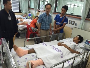 A Vietnamese diplomat visits Mai Van Truong in Bangkok-based BMA General Hospital