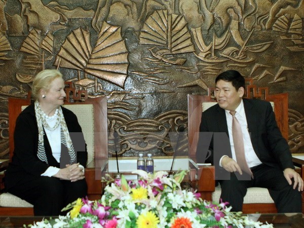 Deputy Head of the Government Committee for Religious Affairs Bui Thanh Ha (R) receives Professor Mary Ann Glendon, Commissioner of the US Commission on International Religious Freedom.