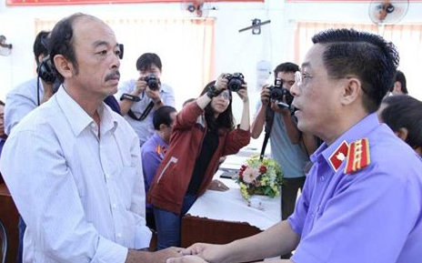 Official from HCMC Procuracy apologizes Mr. Truong Ba Nhan (left) for wrong detention (sourced: vov.vn)