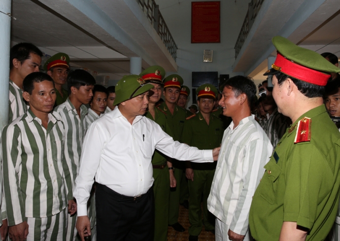 Deputy PM Nguyen Xuan Phuc meets with prisoners at Xuan Loc Prison in Dong Nai province. (Photo: VGP)