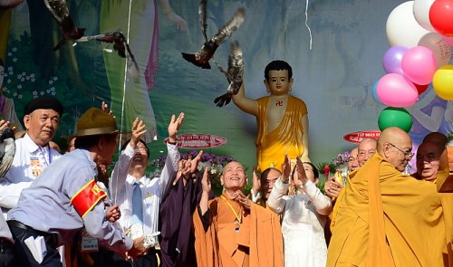 A ceremony to welcome the Buddha birthday is held at the Viet Nam Quoc Tu Pagoda in Ho Chi Minh City on June 1, 2015.
