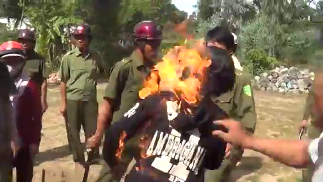 Policemen try to save buring Ms. Pham Thi Le