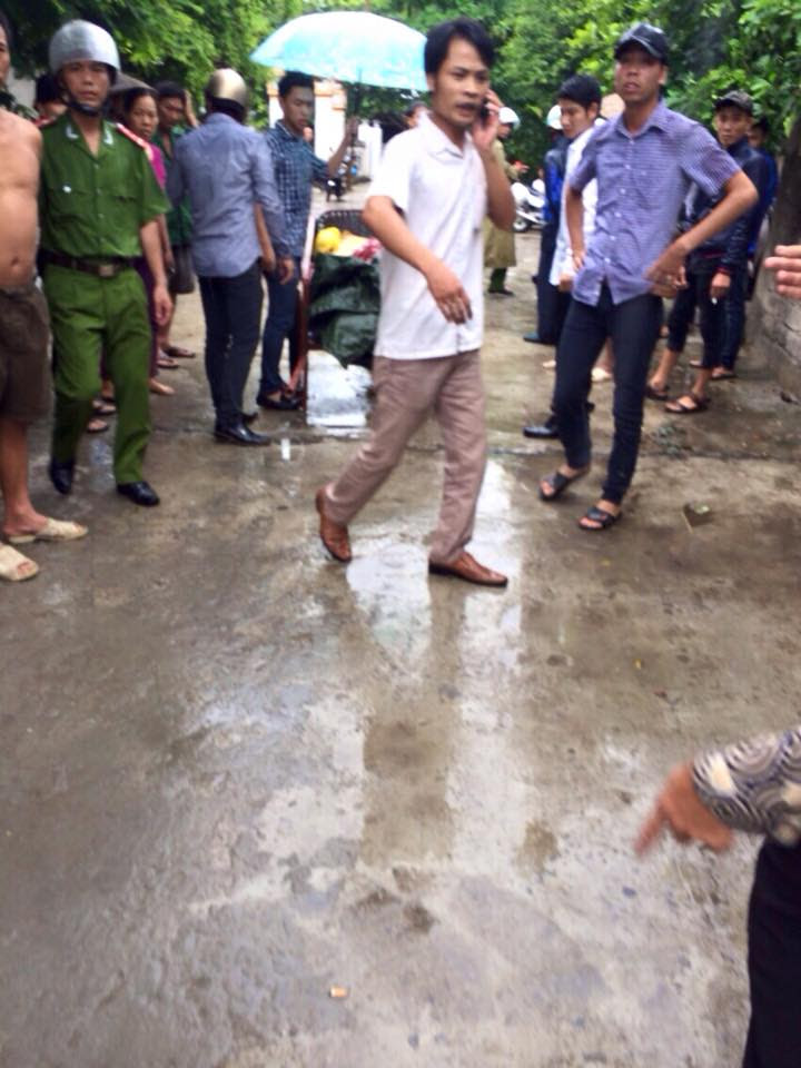 Policemen, thugs surrounding Mr. Thien's house and threatening the family's members