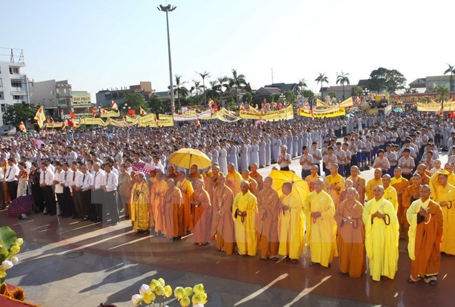 Buddhist followers and monks attend the Vesak festival in Quang Tri. (Source: VNA)