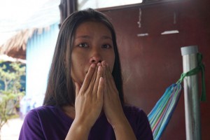 Mrs. Anh explains the case to reporters (picture from Tuoi Tre newspaper)
