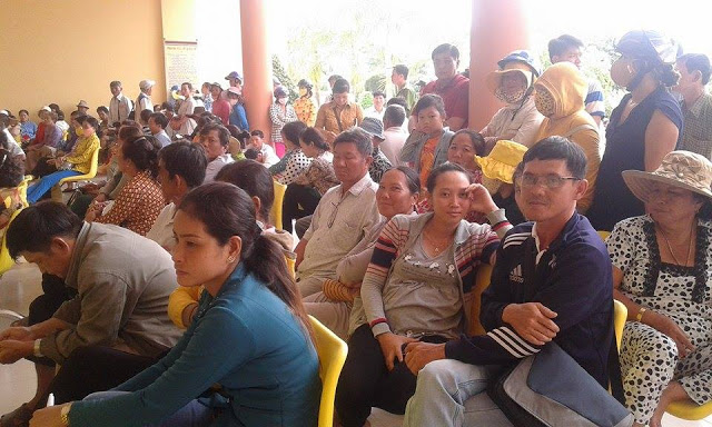 Người theo dõi phiên tòa tập trung ngồi ở nhà văn hóa 3