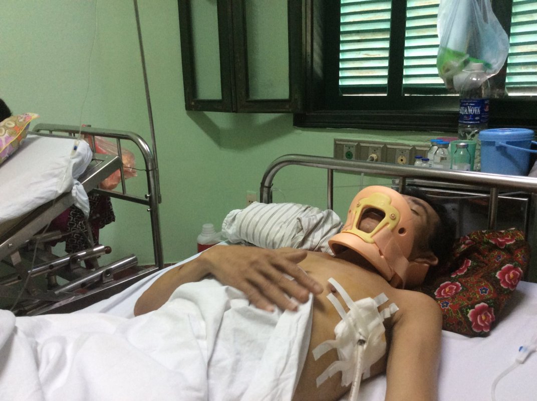 Anh Vũ Văn Điều đang điều trị tại buồng cấp cứu khoa Lồng ngực- Tim mạch bệnh viện VIệt Đức, Hà Nội. Ảnh: Phong trào Con Đường Việt Nam.