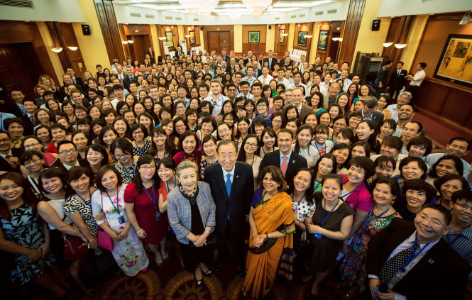 UN General Secretary Ban Kimoon and his wife take photos with UN staff in Vietnam during their visit to Vietnam in May, 2015 (photo: tuoitre.vn)