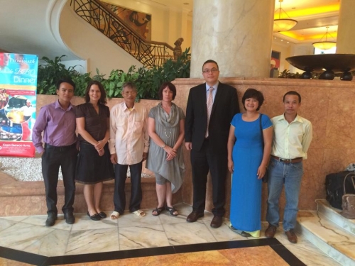 Từ trái: Chu Mạnh Sơn, Rose McConnell, Trương Minh Hưởng, Monique Lamoureux, David V.Muehlke, Thúy Nga, Trương Minh Tam