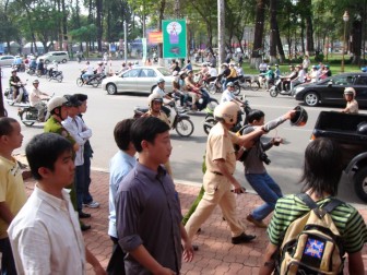 One of several times Vietnamese uniformed and undercover police surrounded and picked up Dieu Cay as he led protest marches in downtown Saigon, now named Ho Chi Minh City. (Photo courtesy Dieu Cay)