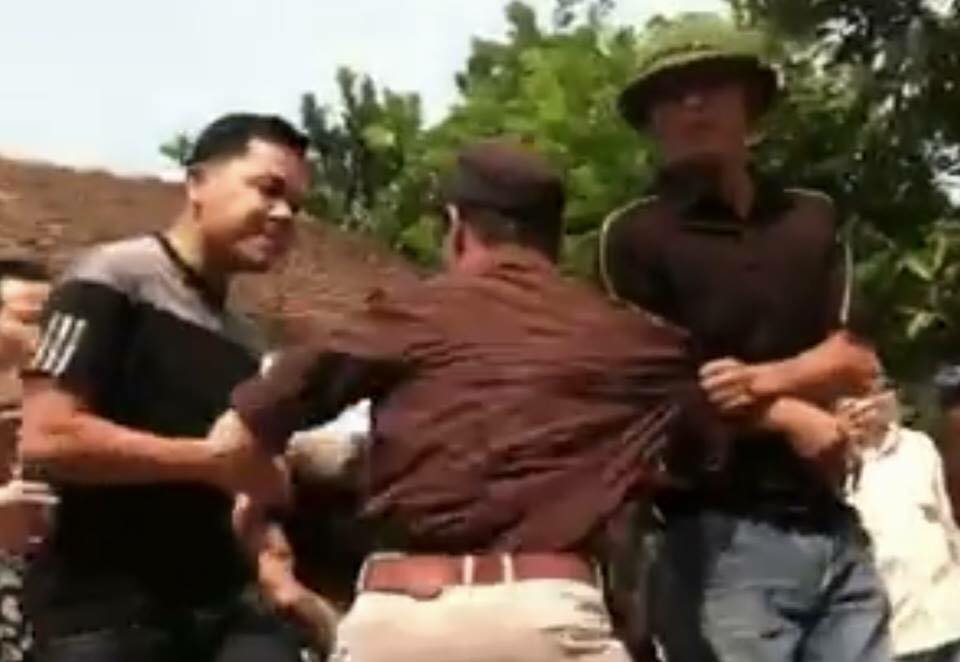Ông Trương Dũng đang bị kéo ra khỏi nhà nạn nhân Đỗ Đăng Dư