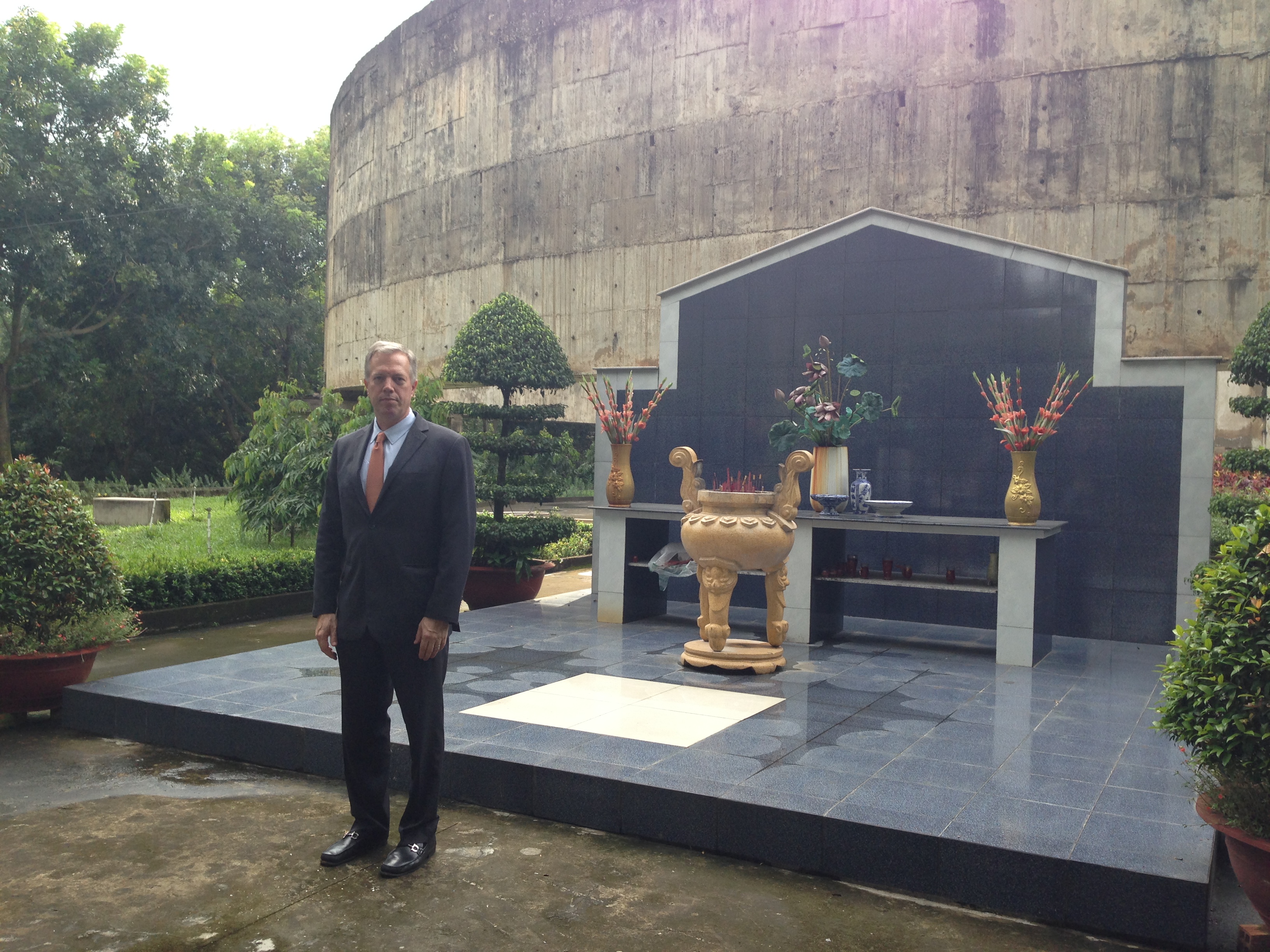 Photo: Ambassador Osius at Bien Hoa Cemetery Memorial