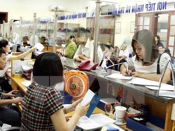 At the one-stop stand of the Hanoi Social Insurance. (Source: VNA)
