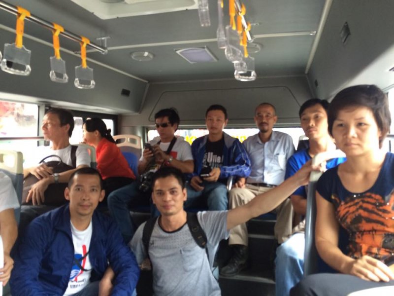 Người biểu tình bị bắt lên xe buýt, Ảnh: Bạch Hồng Quyền