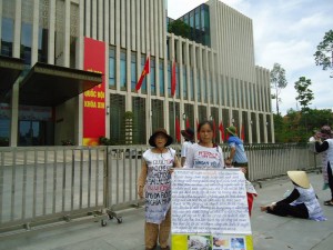 Vu Thi Hai and other land petitioners hold peaceful demonstration before the parliament's building on the day of arrest