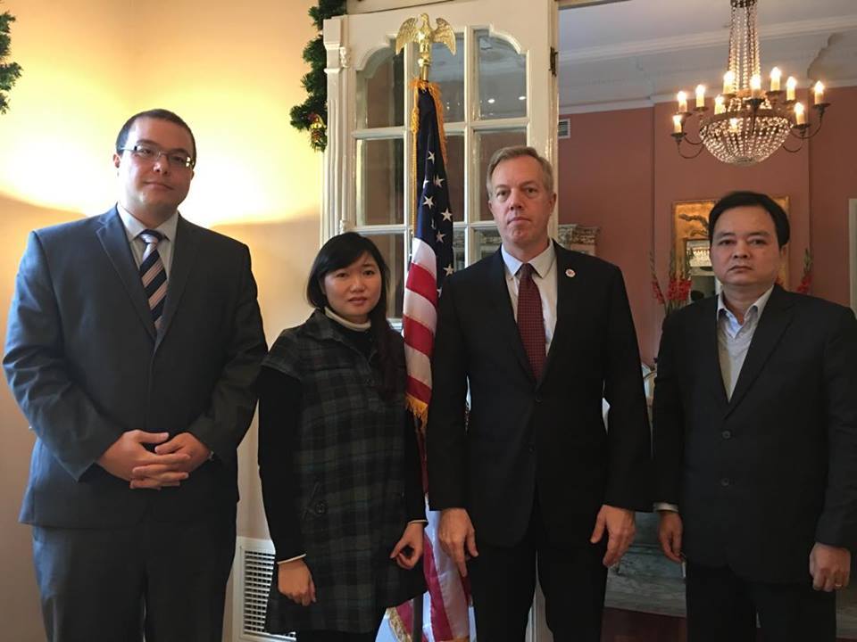 Từ trái sang: David V. Muehlke (Bí thư thứ nhất phụ trách chính trị, ĐSQ Mỹ), chị Vũ Minh Khánh, Đại sứ Ted Osius, luật sư Hà Huy Sơn.