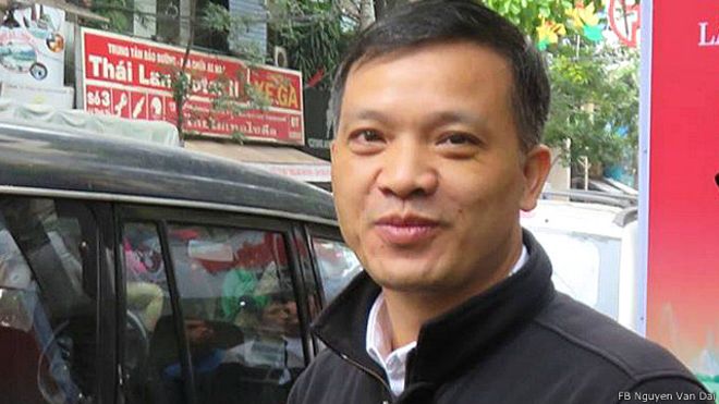Luật sư Nguyễn Văn Đài bên ngoài toà án quận Hoàn Kiếm, Hà Nội, ngày 14/12/2015.