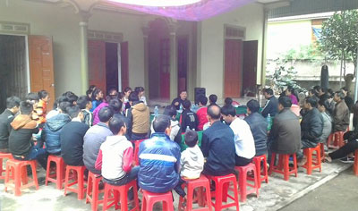 Nguyen Van Dai teaches residents about their rights in Nghe An province, Dec. 6, 2015. Credit: Nguyen Van Dai