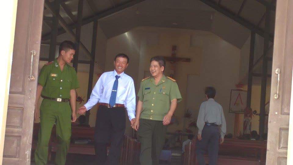 cong an vao nha tho