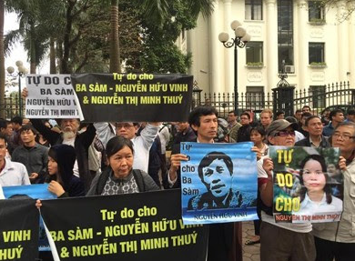 Demonstration outside the trial of blogger Nguyễn Hữu Vinh on 23rd March 2016