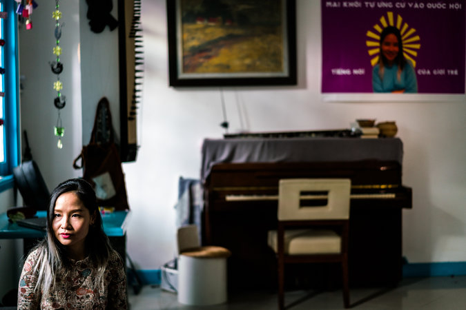Mai Khoi, 32, a singer-songwriter, is among around two dozen Vietnamese activists and celebrities who are running as independents this month for the authoritarian state’s rubber-stamp National Assembly. Above her piano hangs a poster for her campaign. Credit Quinn Ryan Mattingly for The New York Times HO CHI MINH CITY, Vietnam — Taking the stage here