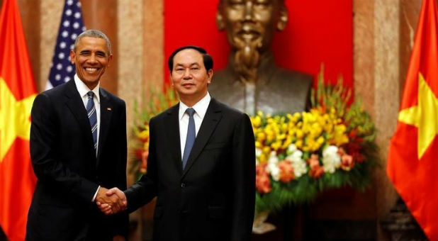 U.S. President Barack Obama shakes hands with Vietnam's President Tran Dai Quang after an arrival ceremony at the presidential palace. (REUTERS/Carlos Barria)