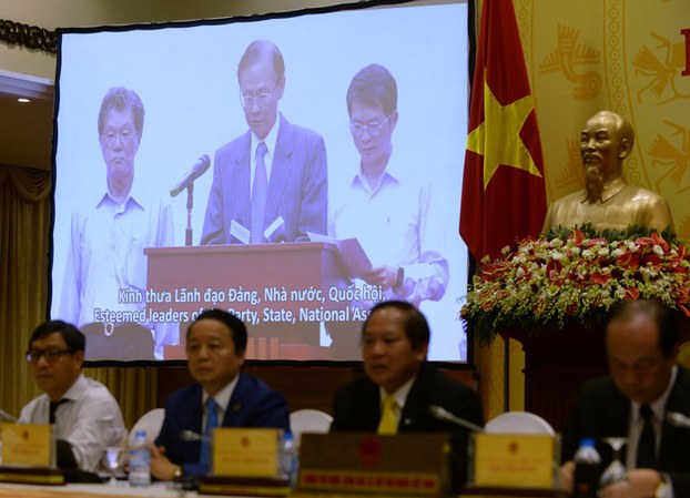 Chen Yuan Cheng (top C), chairman of Formosa Ha Tinh Steel Corp, delivers an apology in a video clip projected during a press conference in Hanoi announcing the reason of the recent mass fish deaths in central Vietnam, June 30, 2016.