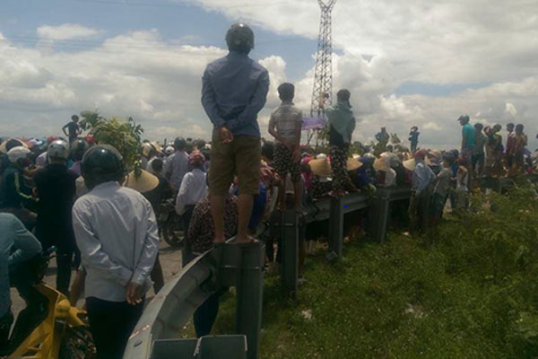 Vietnamese fishermen protest loss of their livelihood in Quang Binh province, July 7, 2016. Photo sent by an RFA listener