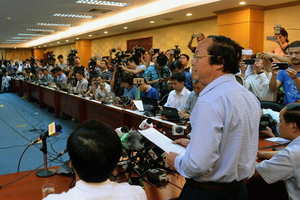 Vo Tuan Nhan, Vietnam's deputy minister of natural resources and environment, addresses the press during a briefing on mass fish deaths in Hanoi, Apr. 27, 2016.