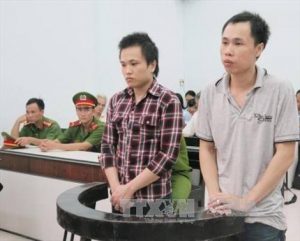 Nguyễn Hữu Quốc Duy (phải) và Nguyễn Hữu Thiên An tại phiên tòa ngày 23/8/2016