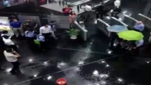 Tòa nhà cao nhất thành phố Bitexco cũng bị nước dột và phải lau dọn
