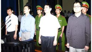 Hiện ông Trần Huỳnh Duy Thức (bìa trái) vẩn bị tù