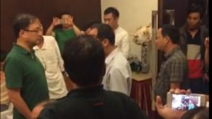 Cuộc gặp được quay lại trên Facebook đã xảy ra tranh cãi khi các lực lượng an ninh bước vào