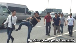 Hình ảnh phóng viên báo Tuổi Trẻ “bị hành hung” hồi cuối tháng Chín.